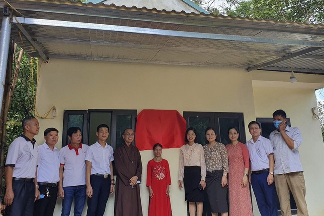 The Inauguration and Handover Ceremony House of Charity to the family Ms. Dinh Thi Dinh by Hoa Phuc Pagoda